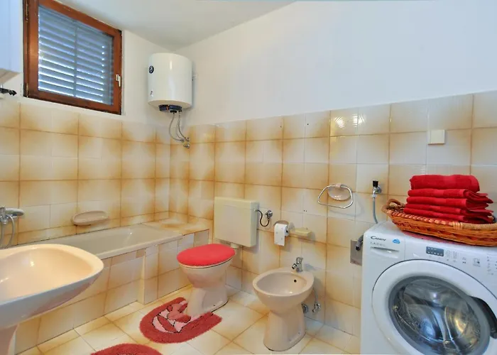 House Monteci 1378 펜션 Galižana