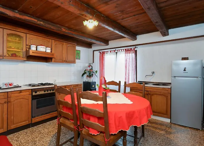 House Monteci 1378 펜션 Galižana